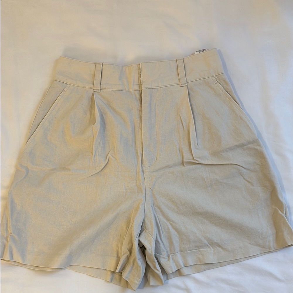 Uniqlo Women's Cream Shorts